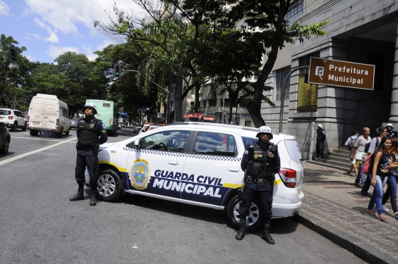 Viatura da Guarda Municipal, na frente da Prefeitura, ladeada por dois guardas civis