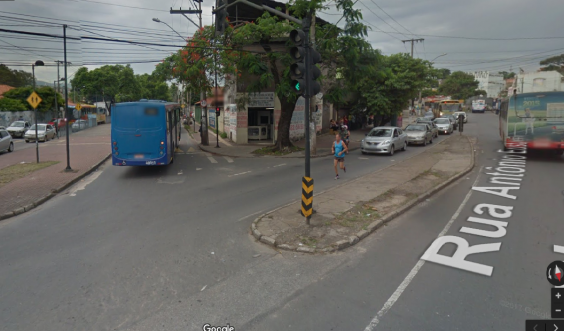 Esquina entre Avenida Nélio Cerqueria e Rua Antônio Eustáquio Piazza, no Bairro Tirol