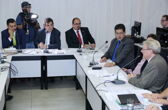 Parlamentar e convidados compõem mesa de renião