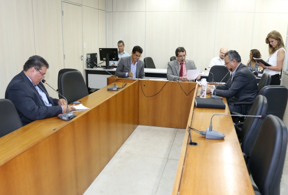 Vereadores em reunião da Comissão de Administração Pública