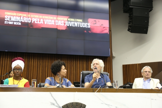 Vereadores e convidados em mesa de debate no Seminário Pela Vida das Juventudes