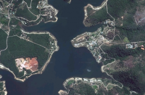 Imagem aérea da Varzea das Flores: lagoa cercada por áreas verdes