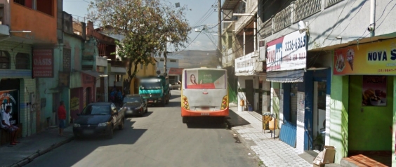 Trecho da Rua Cinquenta e Seis, entre as ruas Carlos Pinto Coelho e Solferina Ricci Pace. Rua estreita com veículos estacionados e fluxo em mão dupla