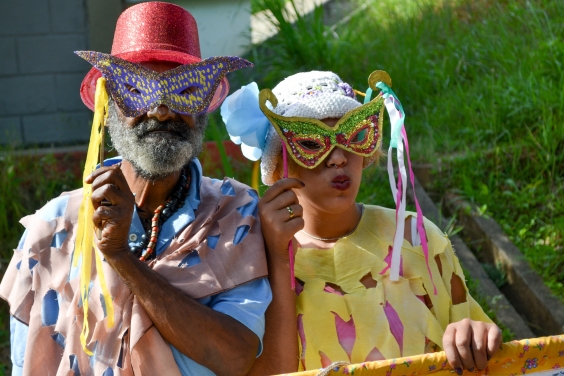Foliões fantasiados, em desfile do bloco dos usuários dos serviço de saúde mental do Cersam Barreiro