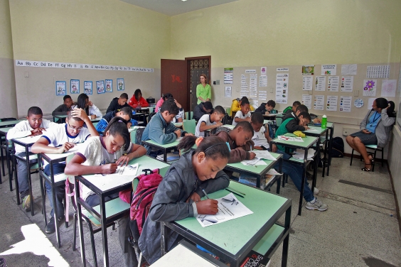 Estudantes em sala de aula da rede municipal 