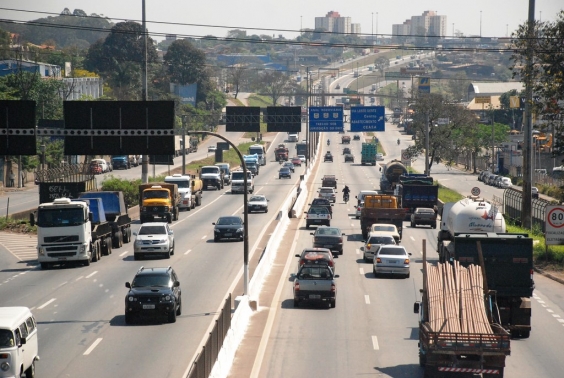 Vista superior do Anel Rodoviário. Caminhões e carros em fluxo intenso