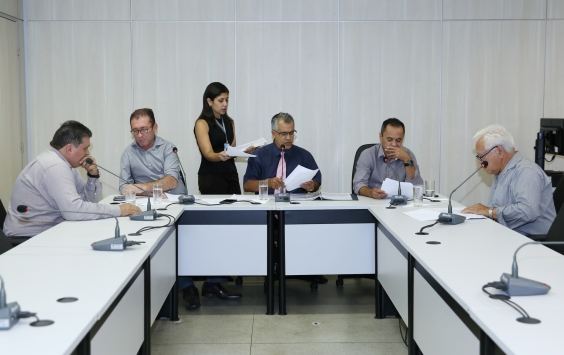 Vereadores em reunião da Comissão de Saúde e Saneamento 