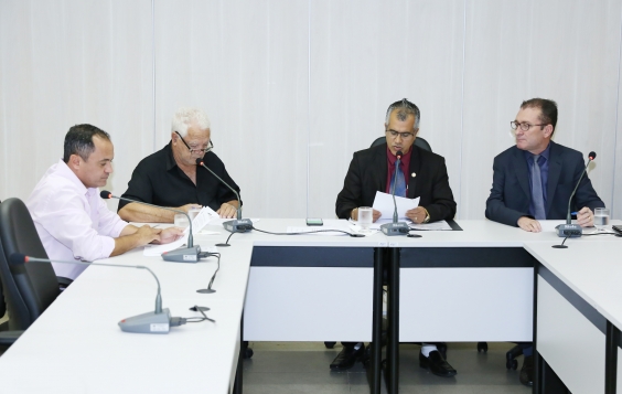 Vereadores em reunião da Comissão de Saúde e Saneamento 