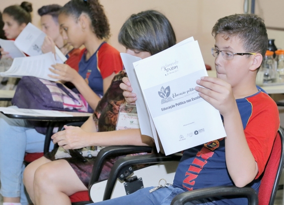 estudantes acompanham leitura de sugestões eleitas pelo Parlamento Jovem