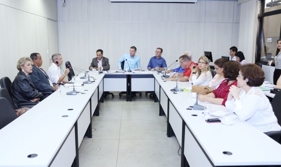 Parlamentares e convidados compõem mesa de reunião