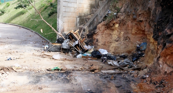 restos de lixo queimado em terreno aberto para a rua