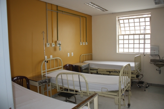 Quarto de enfermaria da UPA Nordeste, com duas camas.