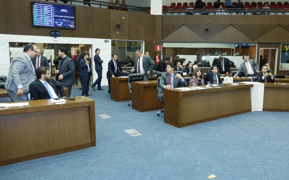 Vereadores em reunião plenária na Câmara de BH