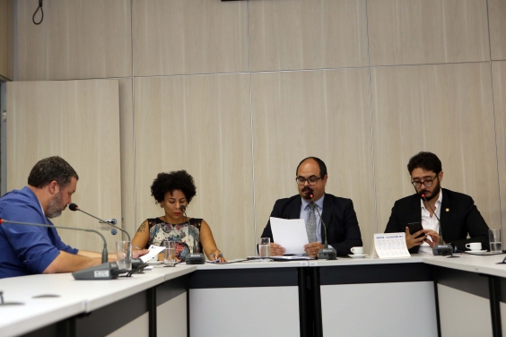 Vereadores em reunião da Comissão de Direitos Humanos e Defesa do Consumidor