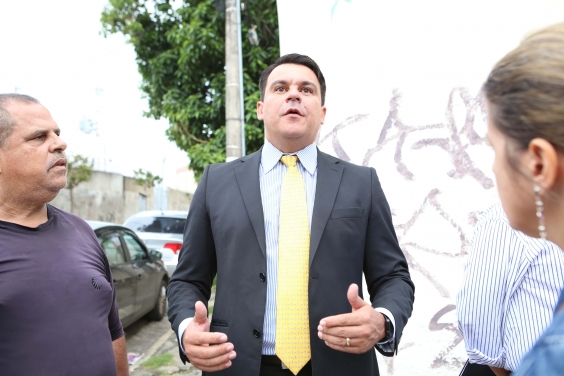 Vereador Jorge Santos e moradores, em visita técnica à Rua Maracanã, no Bairro Santa Efigênia