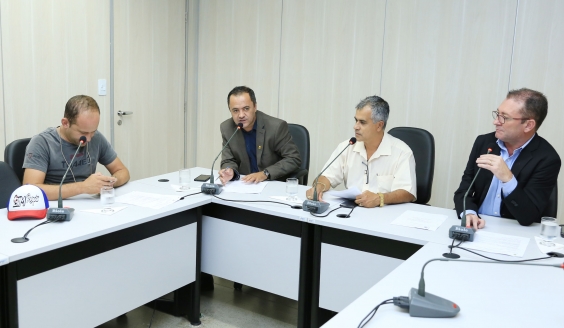 Parlamentares compõem mesa de reunião