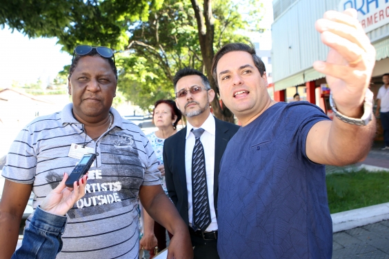 Vereador Rafael Martins e representante da BHTrans, em visita técnica da Comissão de Desenvolvimento Econômico, Transporte e Sistema Viário a vias do Bairro Manacás (Pampulha)