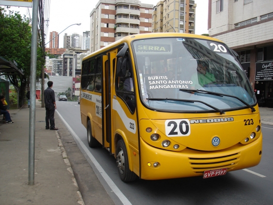 Ônibus da linha suplementar nº 20, que circula na Regional Centro-sul