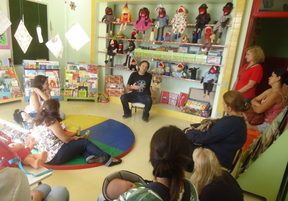 Alunos participam de atividade na biblioteca da UMEI Vila Estrela, no Bairro Santo Antônio.