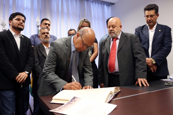 Verador Dimas da Ambulância assinando documento de posse