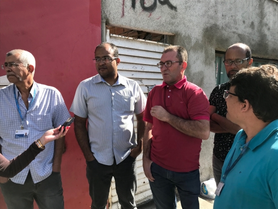 Vereador Cláudio da Drogaria Duarte e gestores da Secretaria Municipal de Obras e Infraestrutura e da Regional Venda Nova, em visita técnica a vias do Bairro Piratininga
