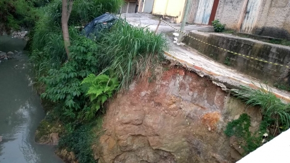 Barranco sob risco de desmoronamento, em frente à Rua Afonso Torres, Bairro Jardim Guanabara