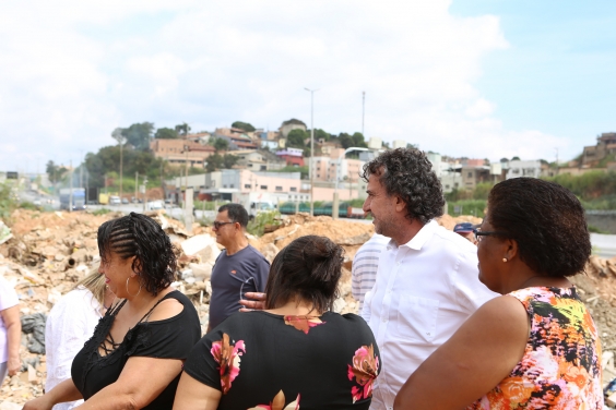 Vereador Gilson Lula Reis e comunidade do Bairro Goiânia, na Rua Araci de Almeida, em visita técnica