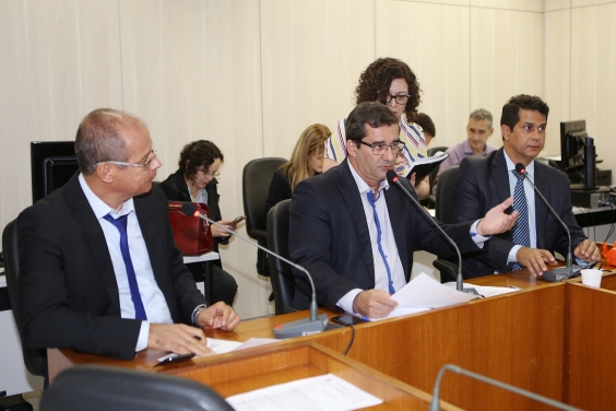 Vereadores em reunião da Comissão Processante