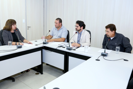 parlamentares compõem mesa de reunião