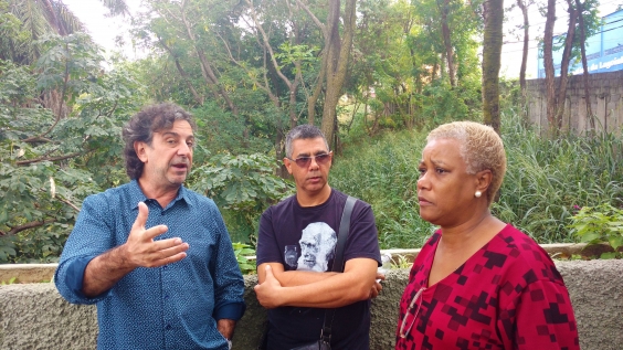 Vereador Gilson Lula Reis e moradores do Conjunto IAPI, em visita técnica ao local