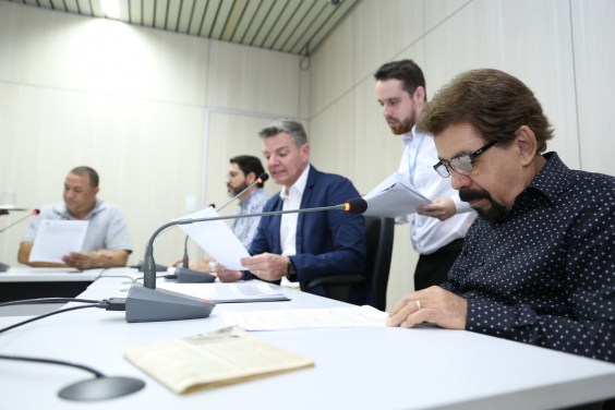 parlamentares compõem mesa de reunião