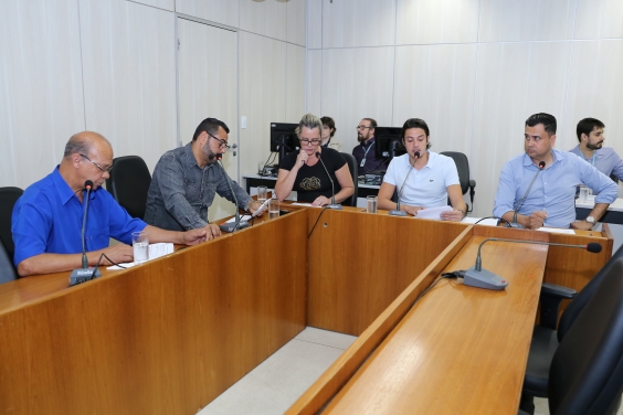 parlamentares compõem mesa de reunião