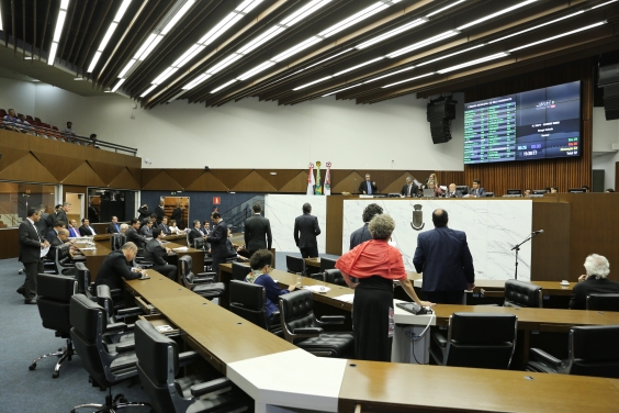 parlamentares ocupam seus lugares durante reunião