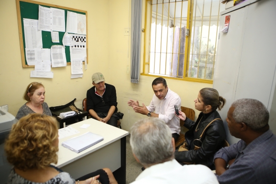 Vereador Hélio da Farmácia, gerência do Centro de Saúde São Jorge, coordenação da Administração Regional Oeste e usuários, em visita técnica ao local