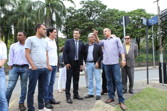 Vereadores Fernando Luís, Carlos Henrique, Wesley Autoescola e Jair Di Gregório e Célio Bouzada, presidente da BHTrans, em visita técnica da Comissão de Desenvolvimento Econômico, Transporte e Sistema Viário ao cruzamento da Avenida Carlos Luz com Rua Professor José Vieira de Mendonça, no Bairro Alto Caiçara
