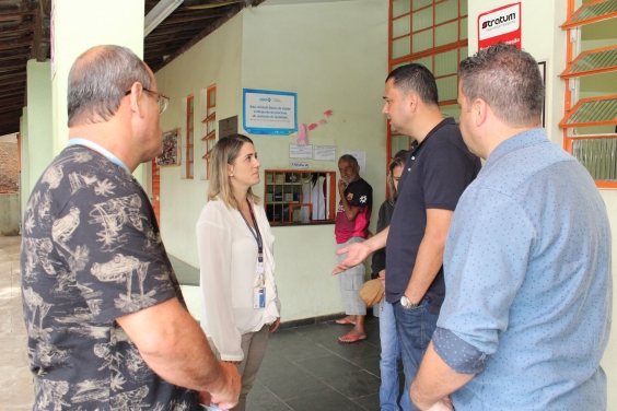Vereador Irlan Melo, gerente do Centro de Saúde João XXIII, Flávia Queiroga Dayrell, e representante da Coordenação da Administração Regional Oeste, em visita técnica ao Centro de Saúde João XXIII, Bairro Vila Oeste