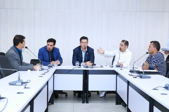 parlamentares compõem mesa de reunião