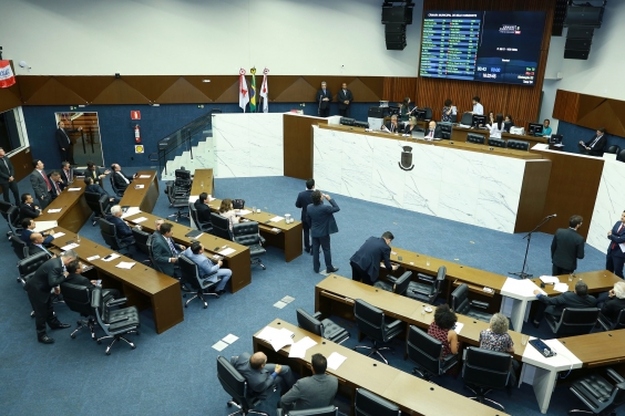 vista superior do Plenário Amynthas de Barros. Parlamentares ocupam seus lugares
