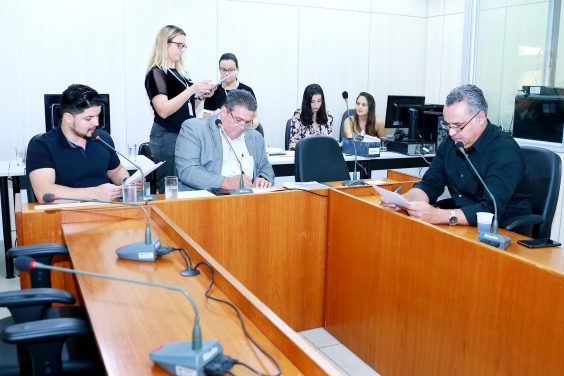 parlamentares compõem mesa de reunião
