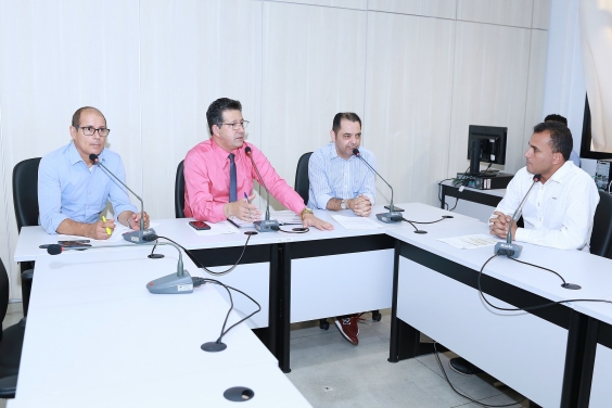 parlamentares compõem mesa de reunião