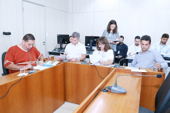 parlamentares compõem mesa de reunião