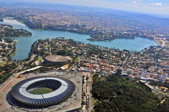 Vista aérea da Lagoa da Pampulha, Estádio Mineirão, casas e prédios do entorno