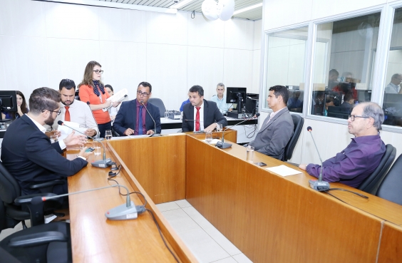 Parlamentares compõem mesa de reunião