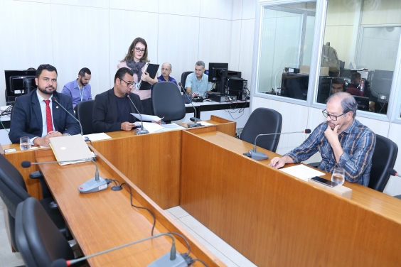 Parlamentares compõem mesa de reunião