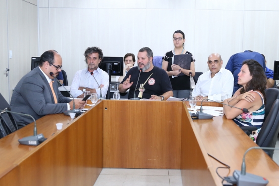 Parlamentares compõem mesa de reunião