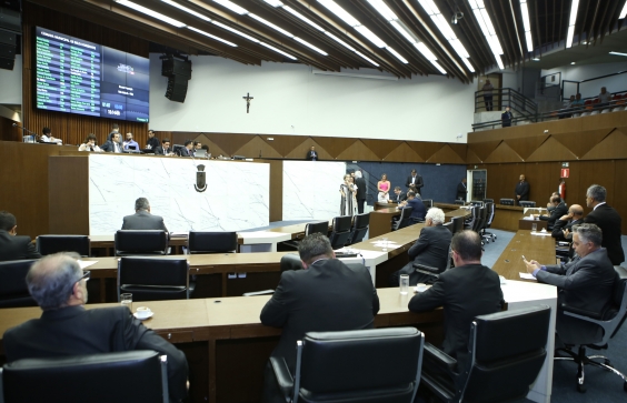 Vista  geral do Plenário Amynthas de Barros. Vereadores ocupam seus lugares