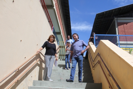 Vereador Gilson Reis e Cida Melo, professora da EMEI Maria da Glória Lommez, Bairro Santo André, em visita técnica