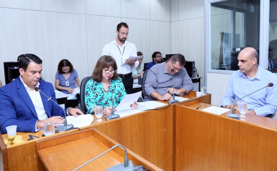 Parlamentares compõem mesa de reunião