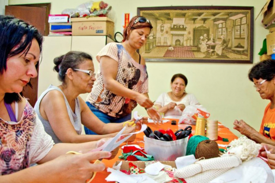 Mulheres trabalhando em atividades de costura