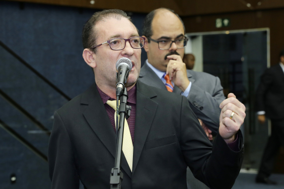 Vereador Cláudio Duarte (PSL) se pronuncia ao microfone. Ao fundo, vereador Mateus Simões (Novo) aguarda em fila